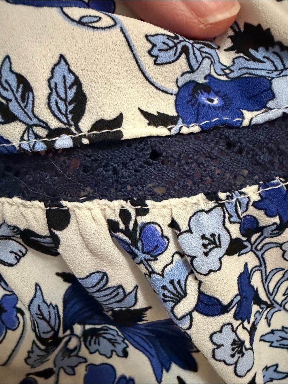 Talbots Blue and Cream Lace Embroidered Trim Floral Blouse Sz Large - Picture 14 of 17